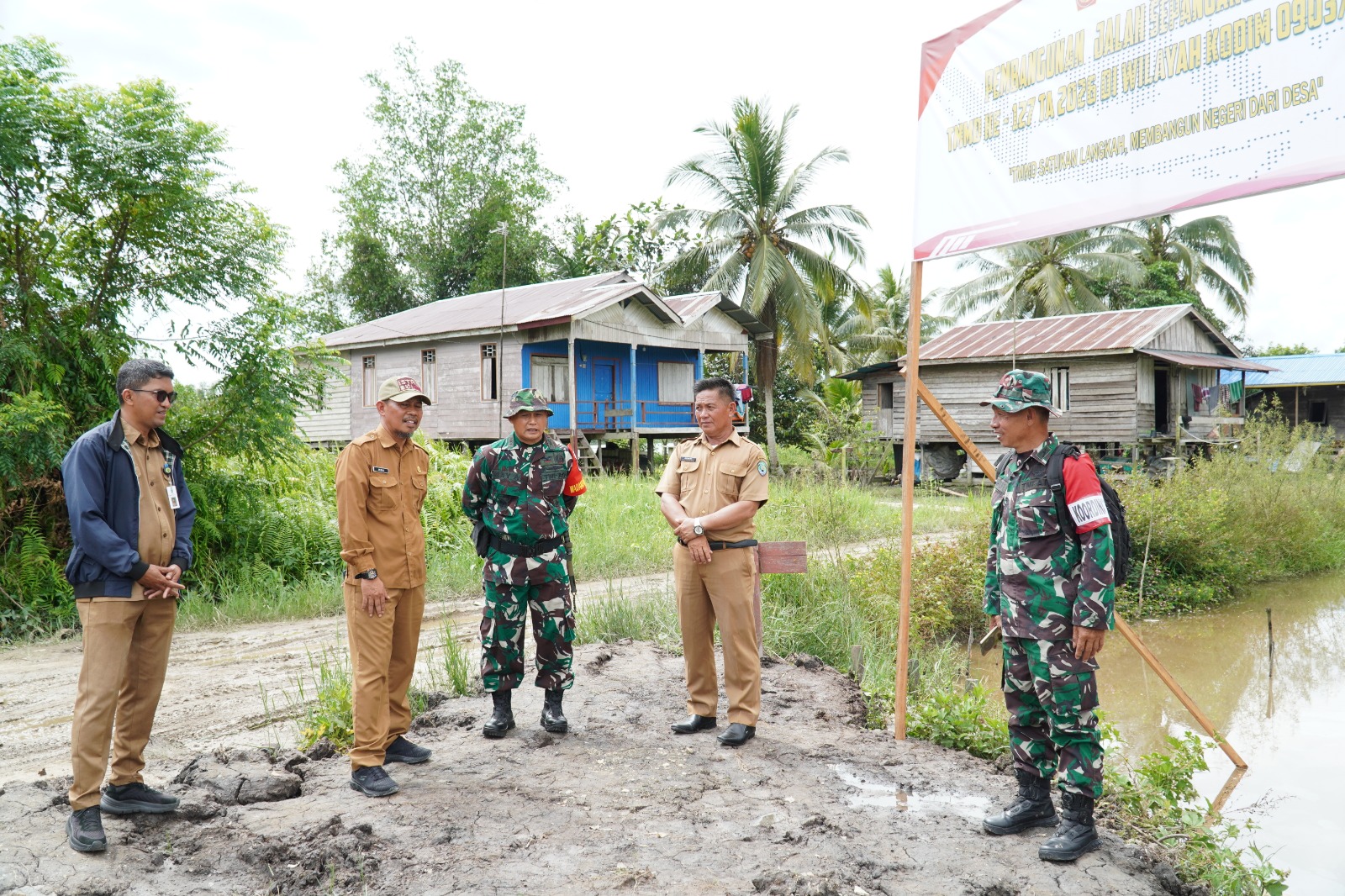 TINJAU LAPANGAN: Kasdim 0903/Bulungan meninjau pekerjaan jalan di Salimbatu.