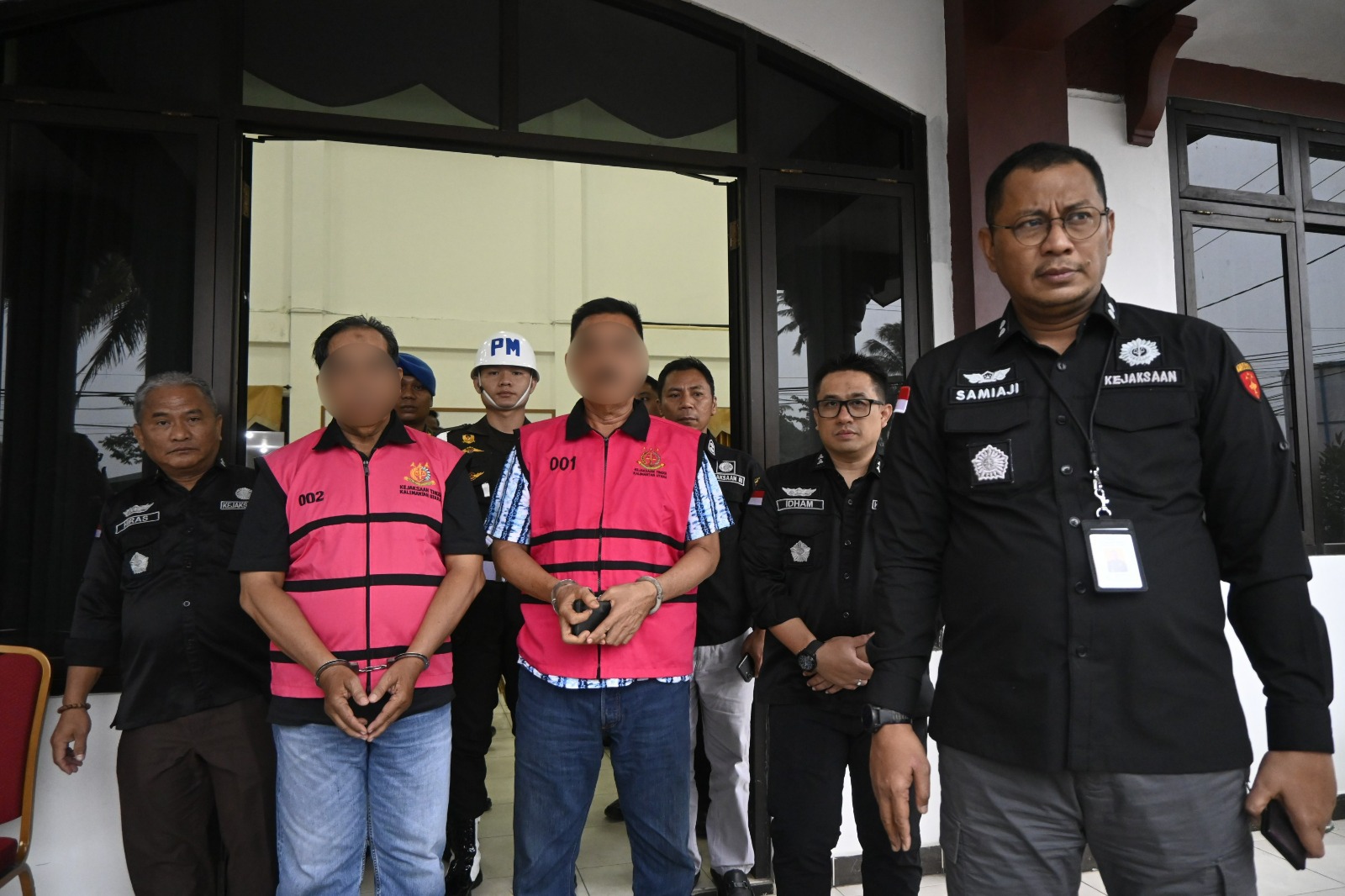 DIGIRING: Dua tersangka kasus ASITA digiring ke Rutan Polresta Bulungan.