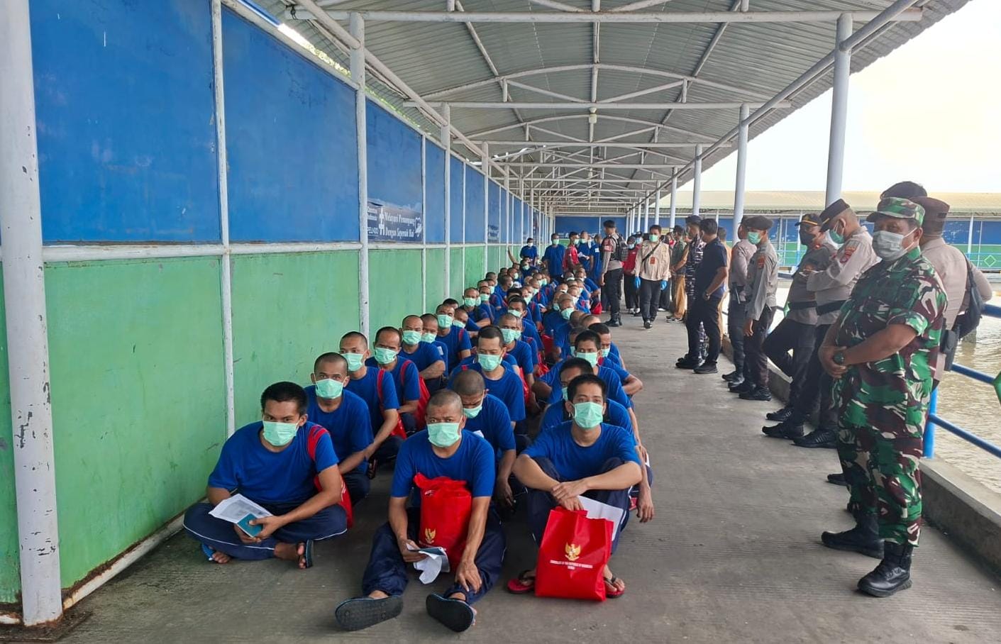 PEMULANGAN: Ratusan PMI yang dideportasi Pemerintah Malaysia tiba di pelabuhan Tunon Taka, Nunukan, Selasa (10/2).