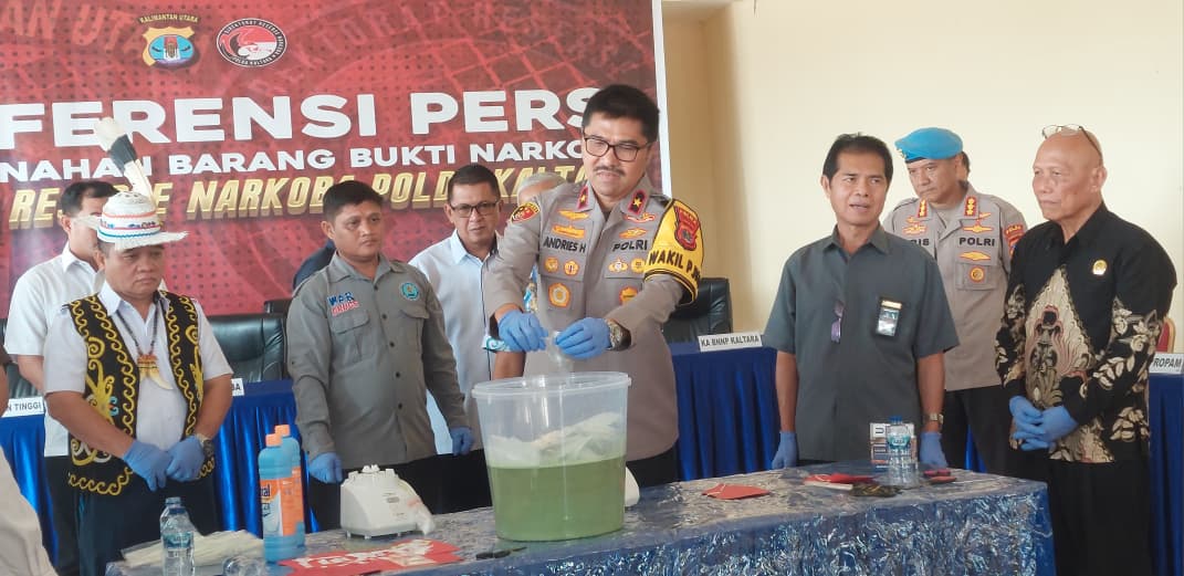 DILARUTKAN: Wakapolda Kaltara Brigjen Pol Andries Hermanto memusnahkan narkotika hasil pengungkapan kasus Januari-Februari.
