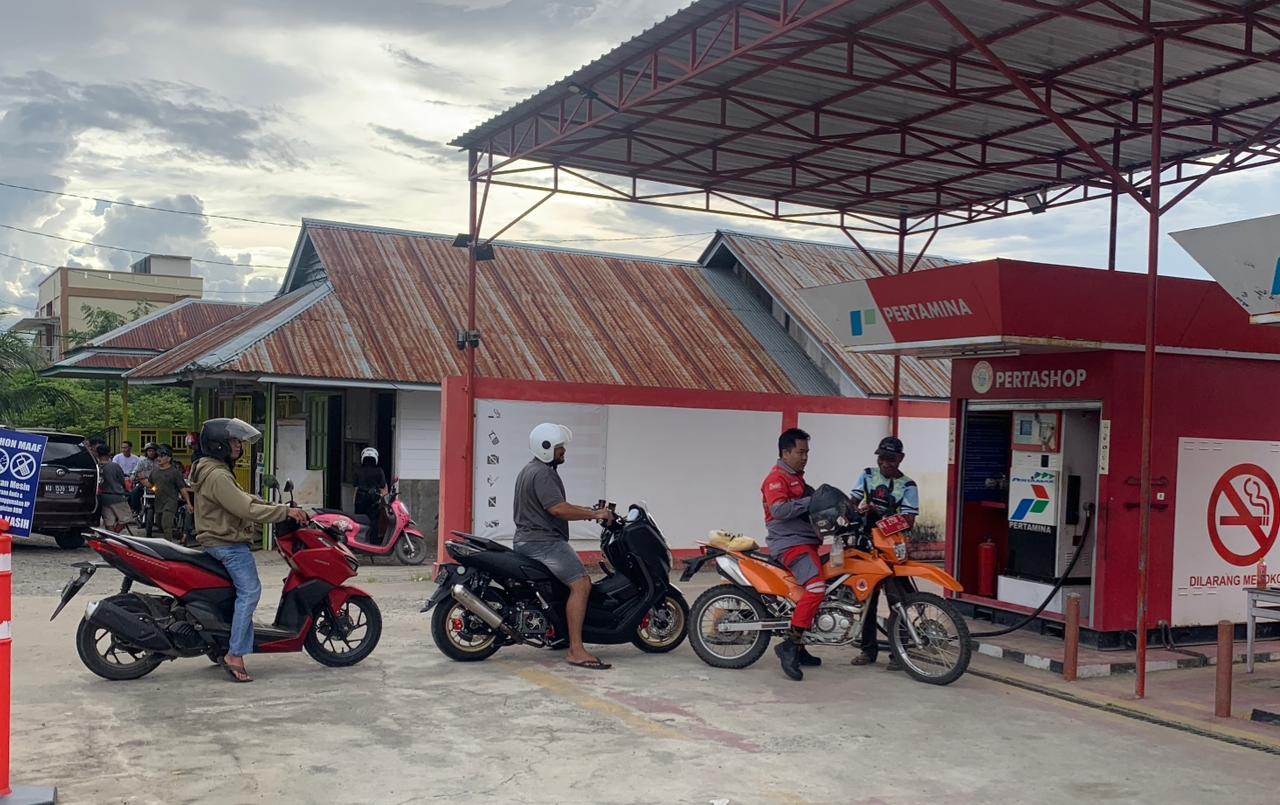 ILUSTRASI: Suasana antrean kendaraan di salah satu Pertashop di Malinau Kota saat kelangkaan BBM terjadi pada 2025.