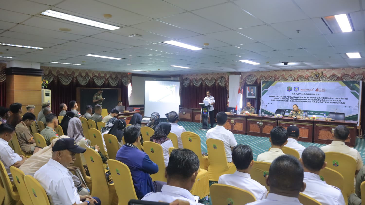PENEGAK PERDA : Asisten Pemerintahan dan Kesejahteraan Rakyat Setkab Nunukan, Sirajudin mewakili Bupati Nunukan H. Irwan Sabri membuka rapat koordinasi, Rabu (11/2).