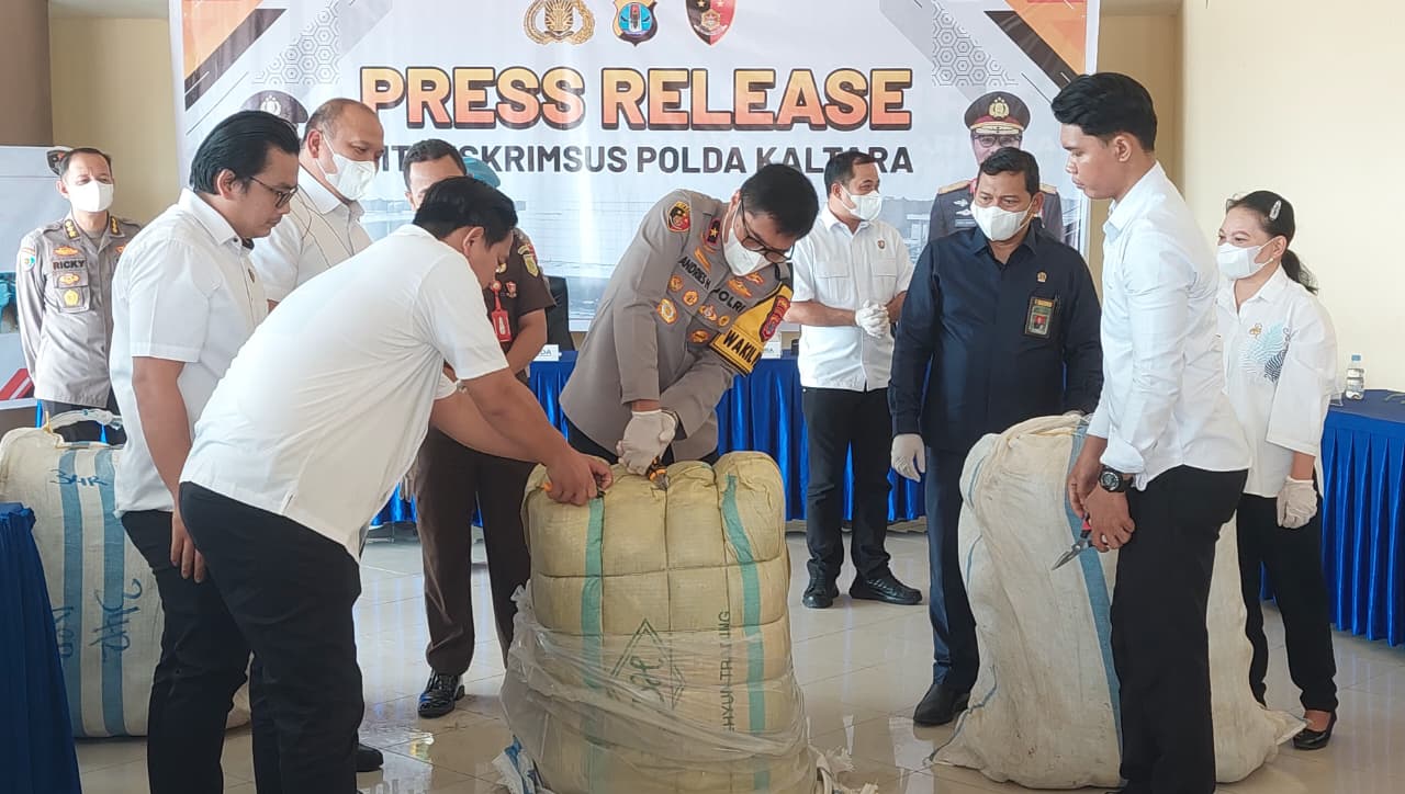PAKAI BEKAS: Wakapolda Kaltara membuka satu bal balpres.