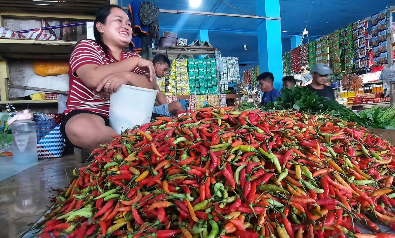 NAIK: Salah satu pedagang cabai lokal di Pasar Induk Kabupaten Malinau.