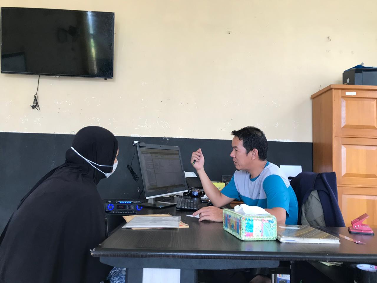 DAFTAR: Calon jamaah haji yang sedang melakukan pendaftaran haji di kantor Kemenhaj Malinau.