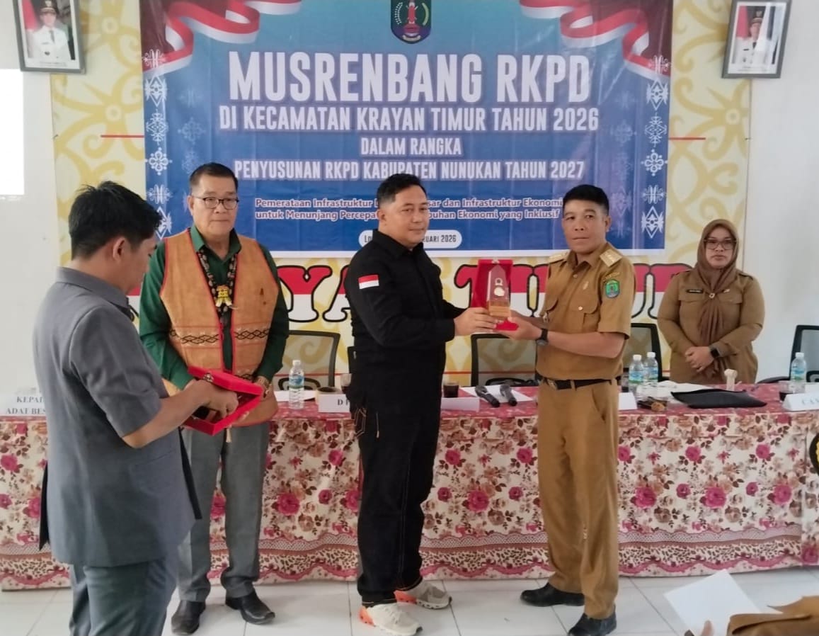 USULAN : Camat Krayan Timur, Liantony bersama Pimpinan Komisi DPRD Kabupaten Nunukan hadir saat musrenbang Kecamatan Krayan Timur.