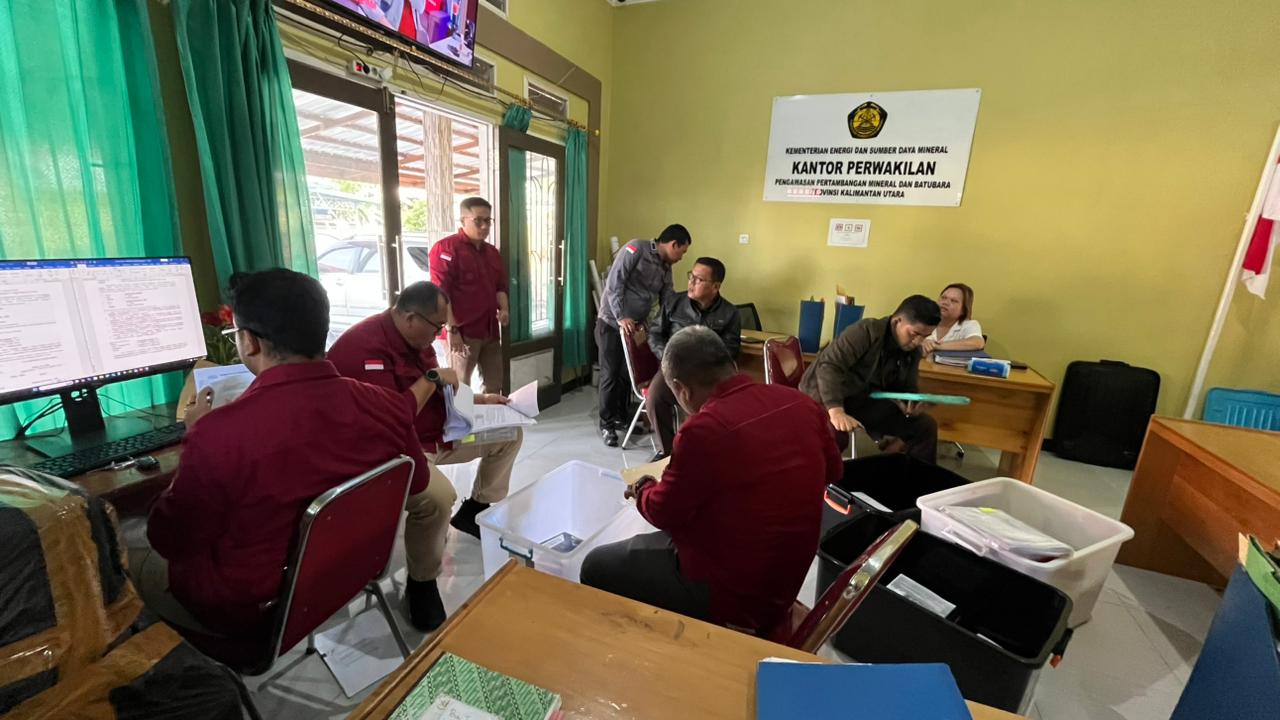 DUGAAN TIPIKOR: Proses penggeledahan di Kantor Perwakilan Kementerian ESDM Kaltara oleh Kejati Kaltara.
