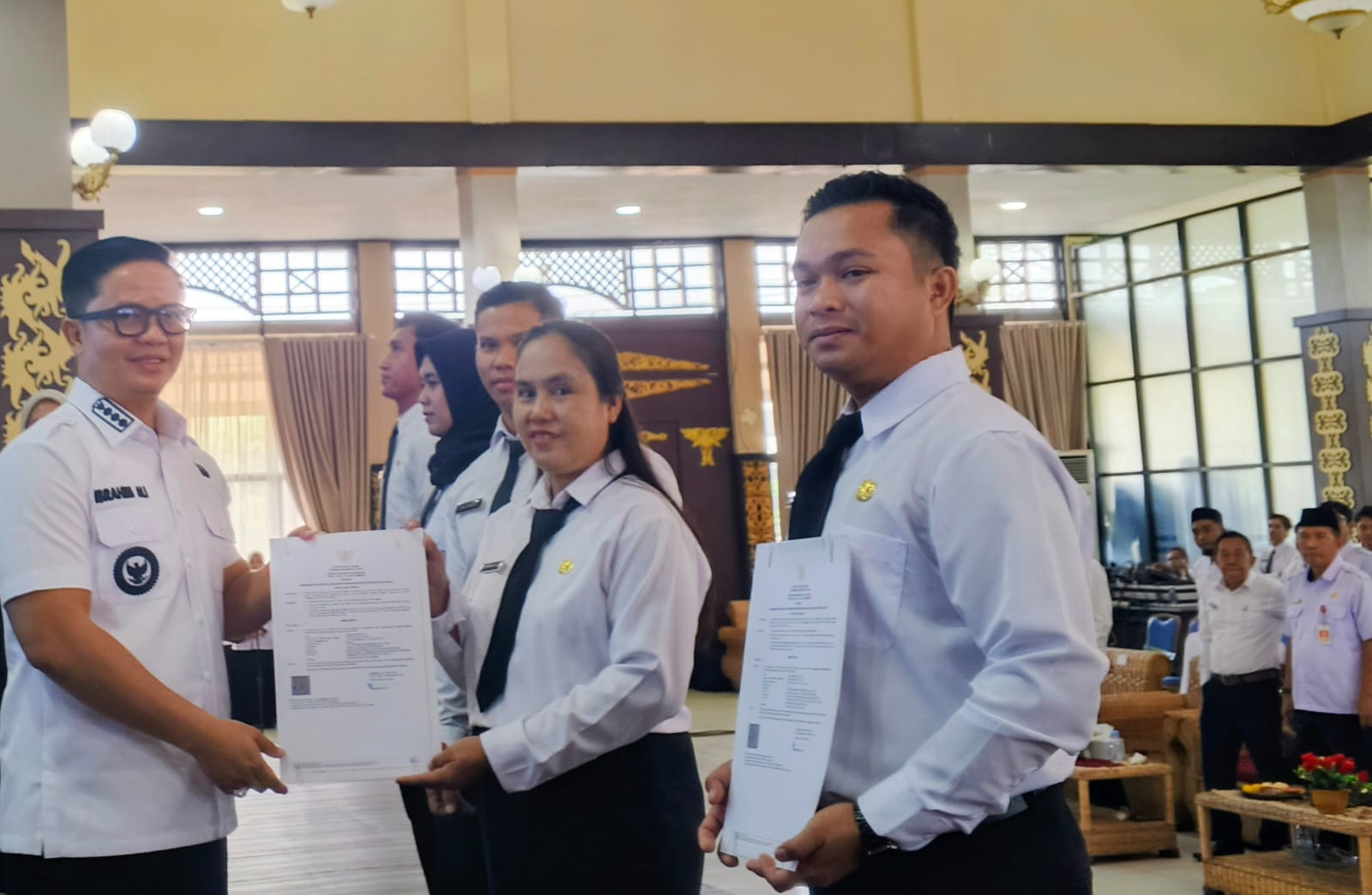 &lrm;Bupati Ibrahim Ali menyerahkan SK pengangkatan PPPK Paruh Waktu secara simbolis, Rabu (11/2).