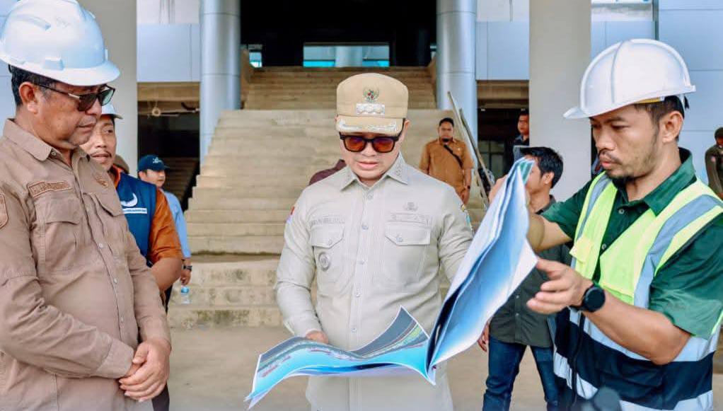 &lrm;DIKEBUT: Bupati Ibrahim Ali didampingi Kepala PUPR-Perkim H. Hadi Aryanto meninjau progres pembangunan pusat pemerintahan di Desa Seludau, Kecamatan Sesayap Hilir Senin lalu.