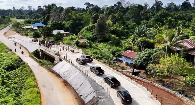 RAMPUNG: Jembatan Sebawang sisi kanan sudah bisa dilewati dengan kapasitas kendaraan maksimal 8 ton.