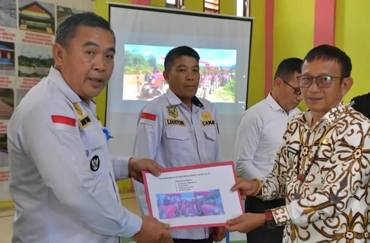 DITERIMA : Wakil Bupati Nunukan, Hermanus secara simbolis menyerahkan bantuan Alsintan ke perwakilan camat secara, Rabu (11/2).