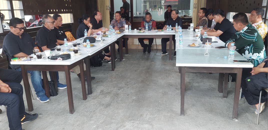 DISKUSI: Bupati Bulungan berdialog dengan NGO di salah satu kafe di Tanjung Selor.