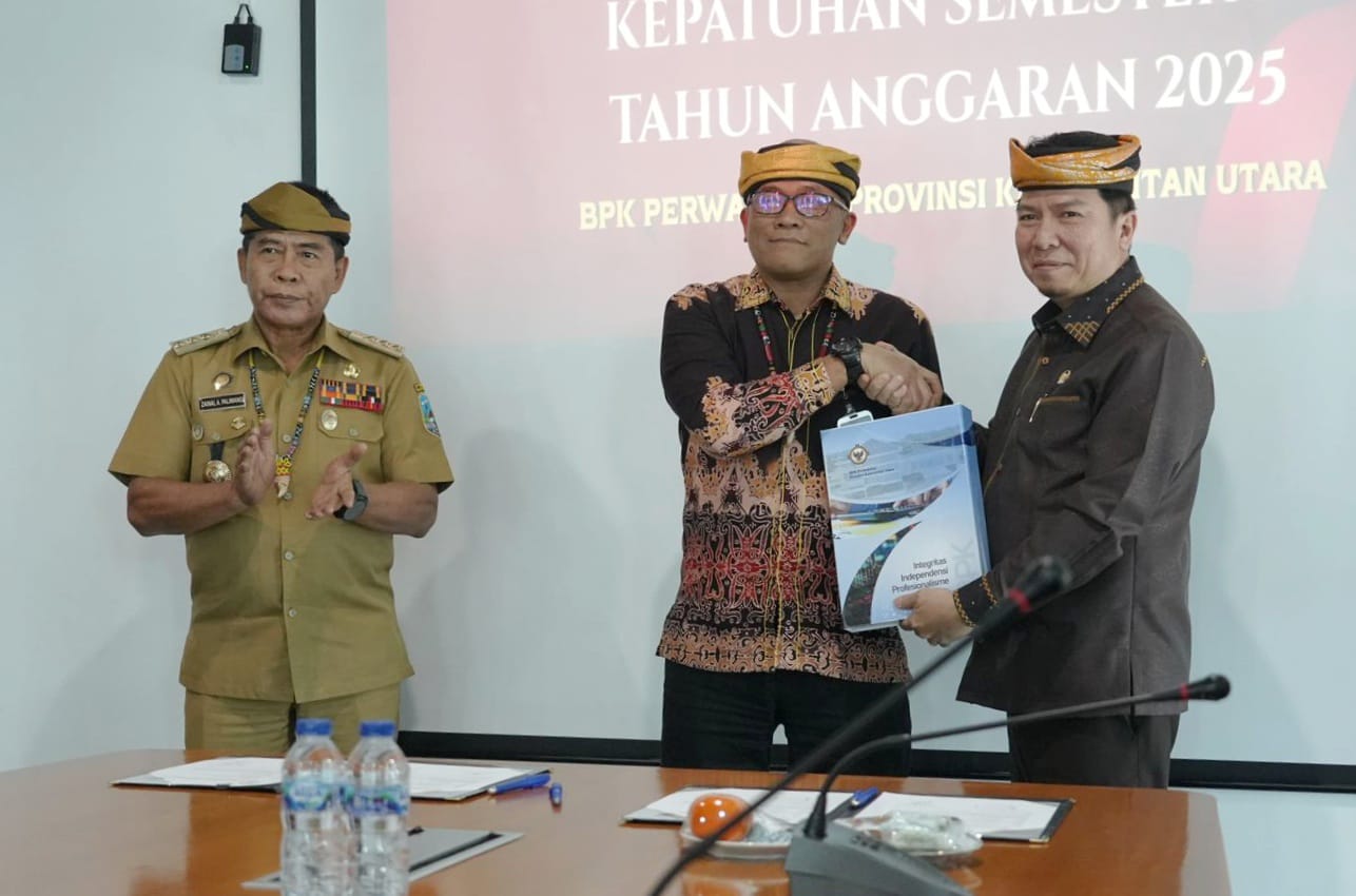 REKOMENDASI: Ketua DPRD Kaltara menerima dokumen LHP Kepatuhan Semester II-2025 dari BPK RI Perwakilan Kaltara.