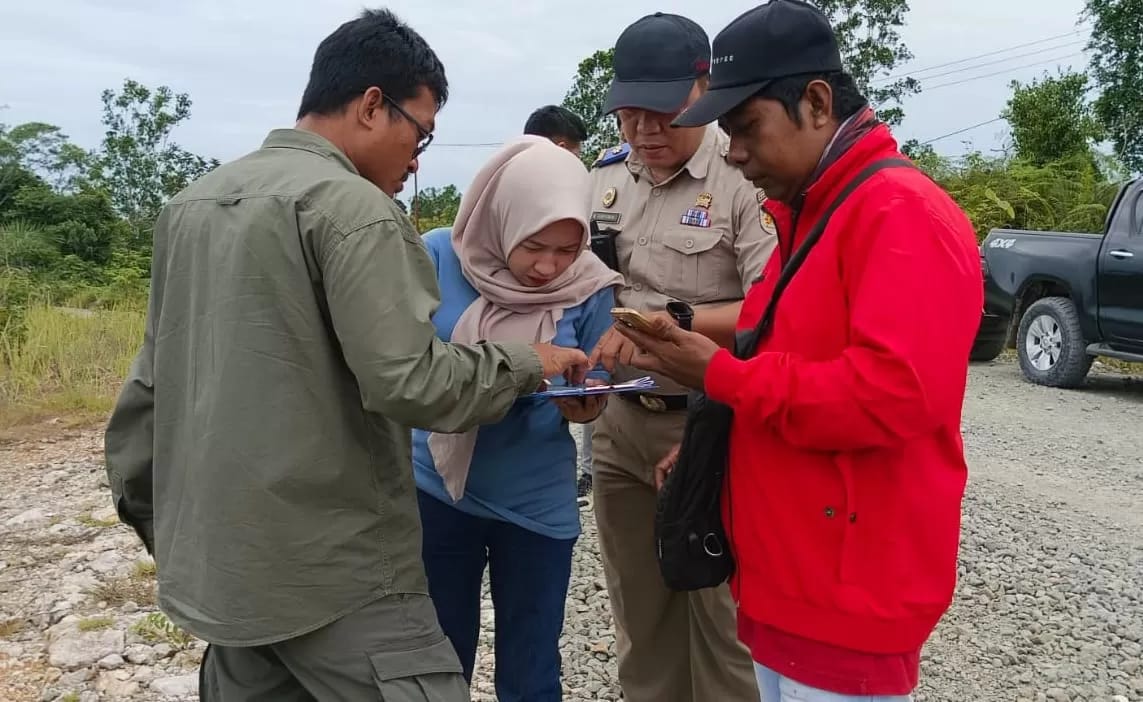 SERTIFIKASI TANAH: Petugas BPN Bulungan saat menjalankan program PTSL 2025.