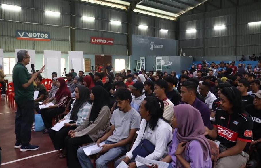 PENGURUSAN : Petugas Konsulat RI Tawau memberi pelayanan dokumen berupa perpanjangan paspor untuk PMI yang bekerja di perkebunan.