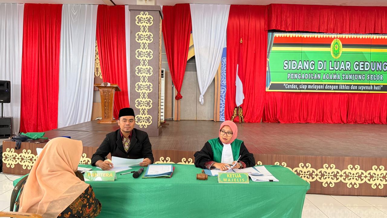 JEMPUT BOLA: Proses sidang di luar gedung Pengadilan Agama yang digelar di Pendopo Djaparuddin,Kamis (12/2).
