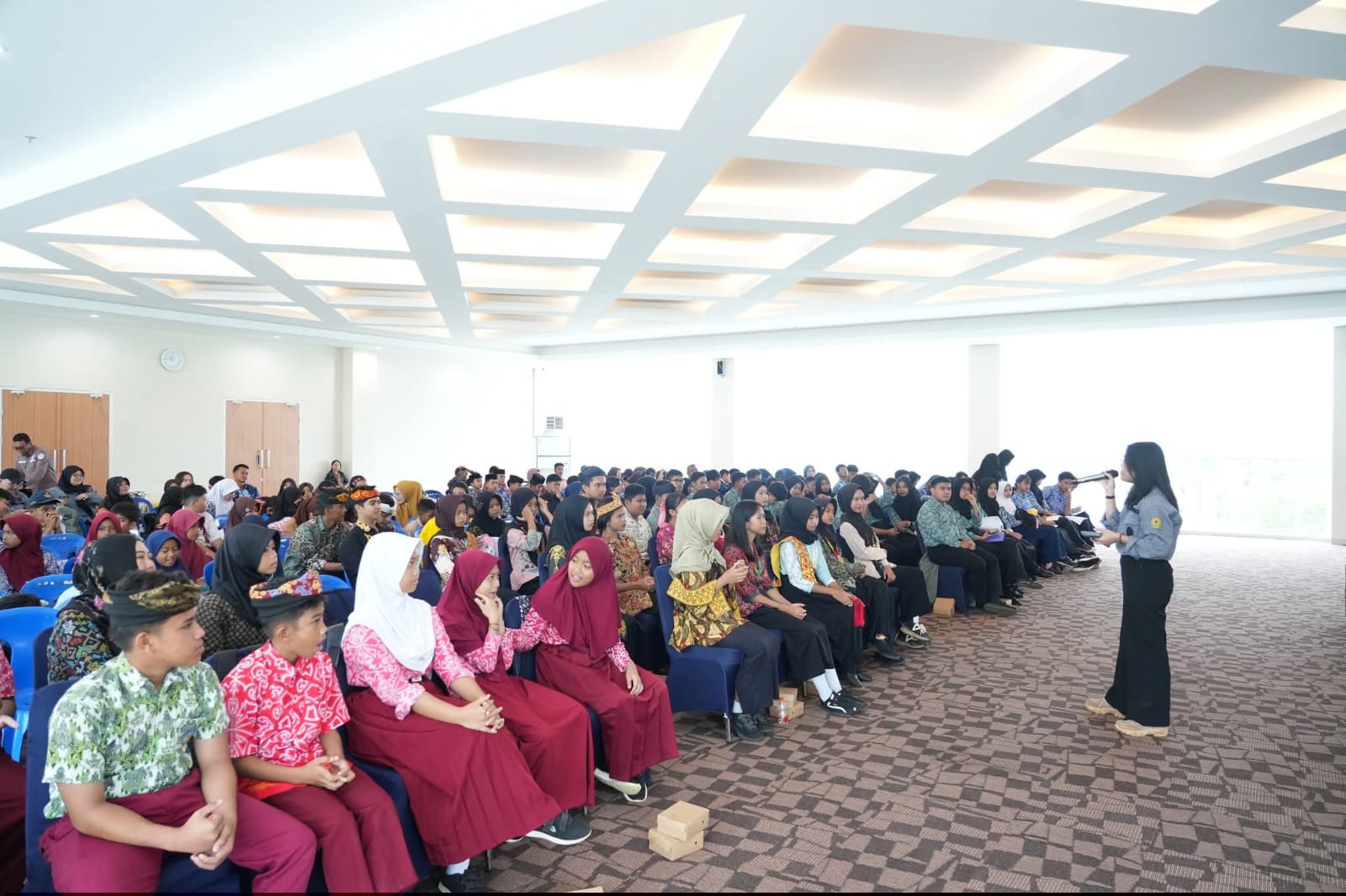 &lrm;DIGITALISASI: Sejumlah pelajar mendapatkan pembekalan hukum seputar penyalahgunaan media sosial, Kamis (12/2). &lrm;
