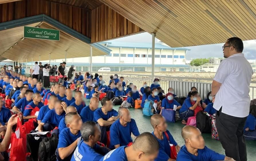 DIPULANGKAN : Ratusan WNI mendapatkan pendampingan dari Petugas Konsulat RI Tawau saat berada di Dermaga Ferry Tawau menuju Pelabuhan Tunon Taka, Nunukan.