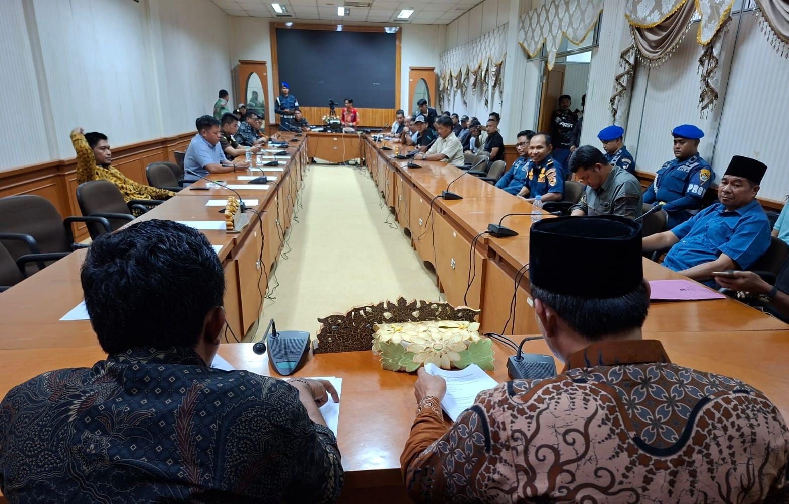 PERIZINAN : Sekretaris Komisi I, Muhammad Mansur saat memimpin RDP antar sopir truk dengan KSOP Sebatik dan Pemkab Nunukan.