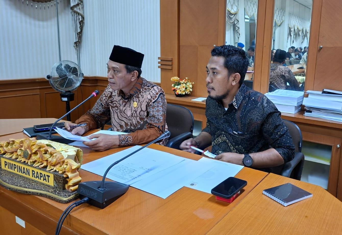 BERLANJUT : Wakil Ketua Komisi I DPRD Nunukan, Saddam Husein didampingi Sekretaris Komisi I DPRD Nunukan, Muhammad Mansur saat memimpin RDP.