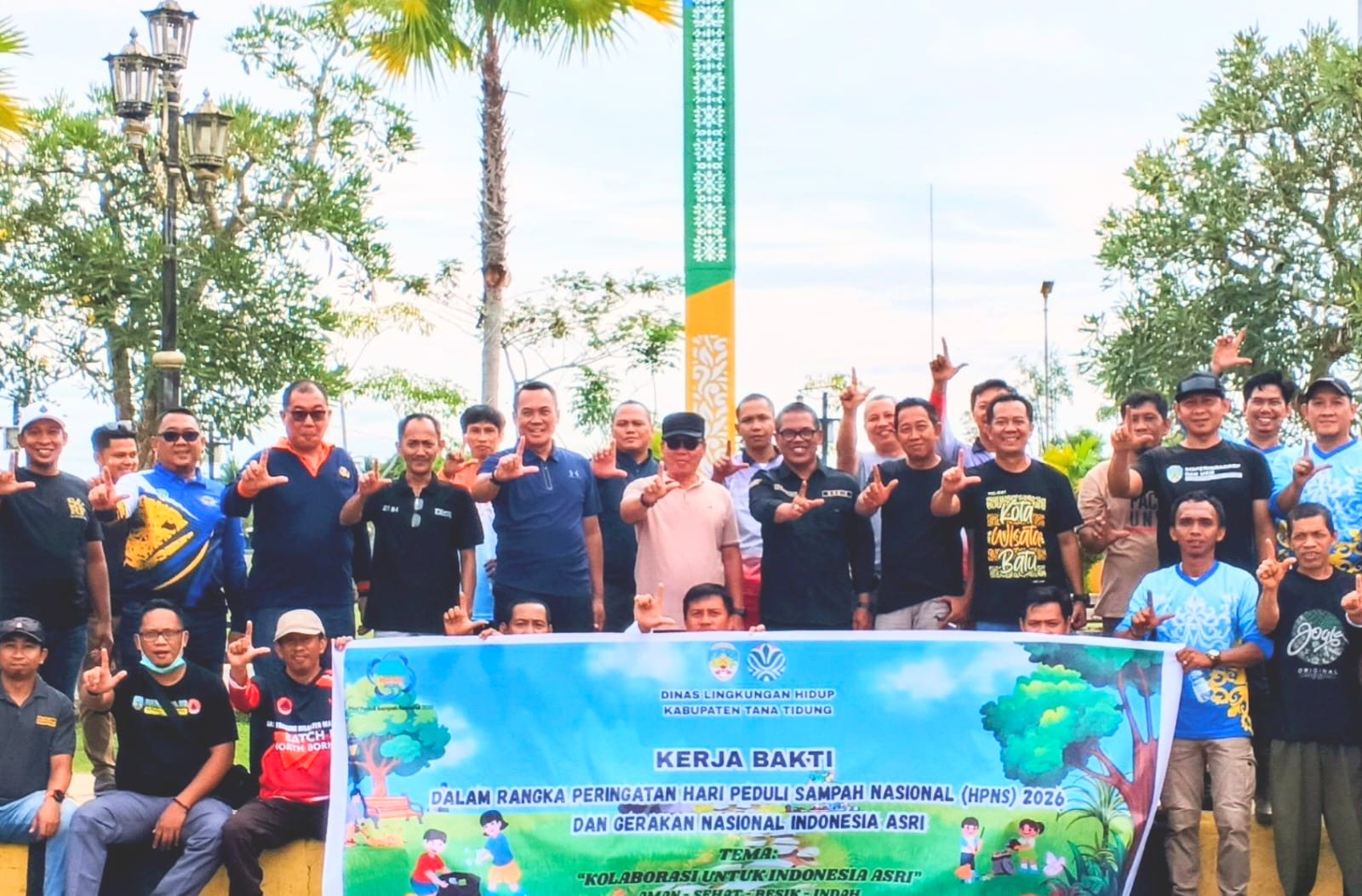&lrm;PEDULI SAMPAH: Wabup Sabri berfoto bersama beberapa kepala OPD dan ASN usai melakukan bersih bersih.