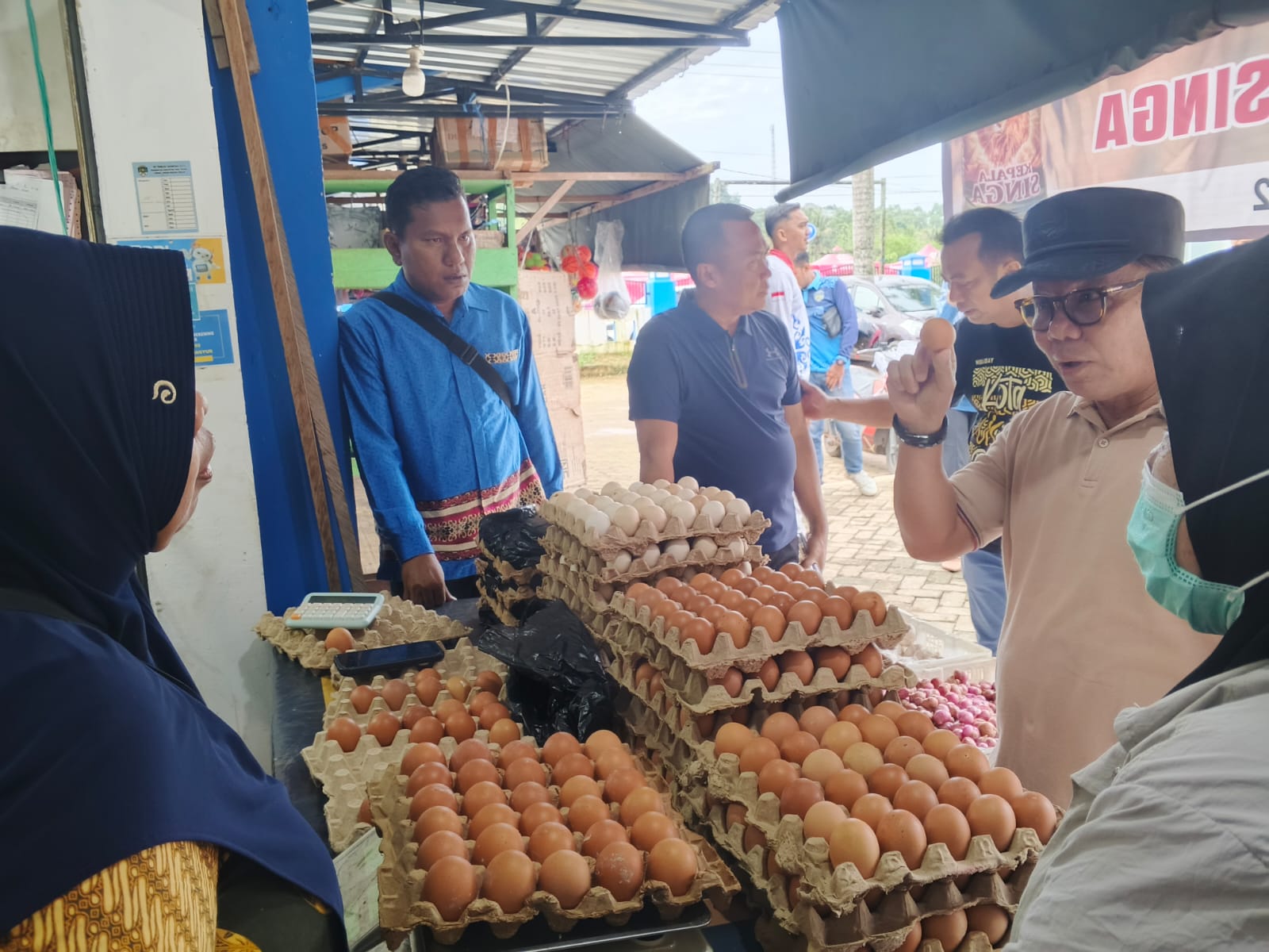 PANTAU PASAR: Wabup berdialog dengan pedagang di Pasar Imbayud Taka.