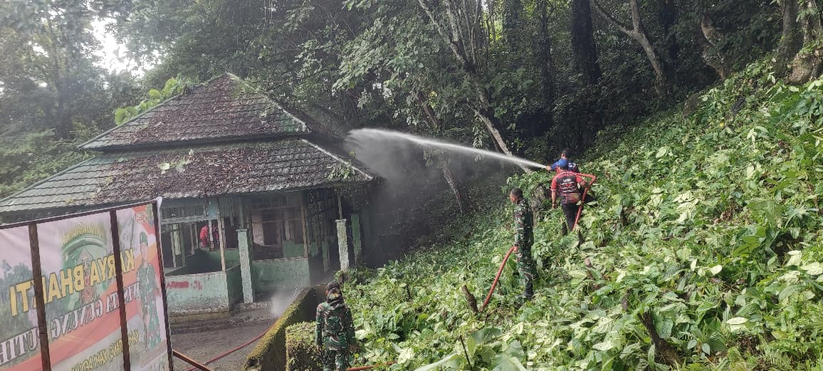 PEMBERSIHAN: Petugas Satpol PP dan PMK Bulungan melakukan penyemprotan di area objek wisata Gunung Putih.