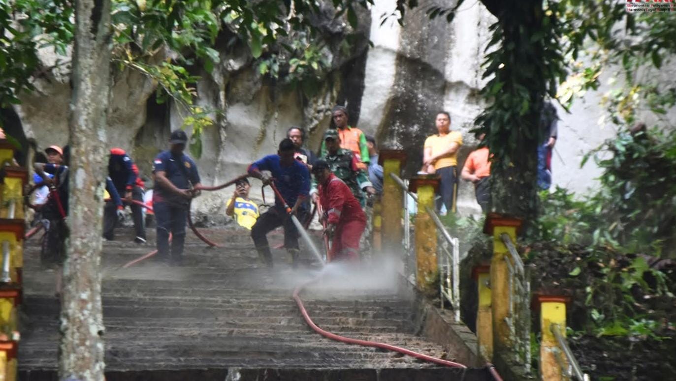 PEMBERSIHAN: Petugas Satpol PP dan PMK Bulungan melakukan penyemprotan di area objek wisata Gunung Putih.