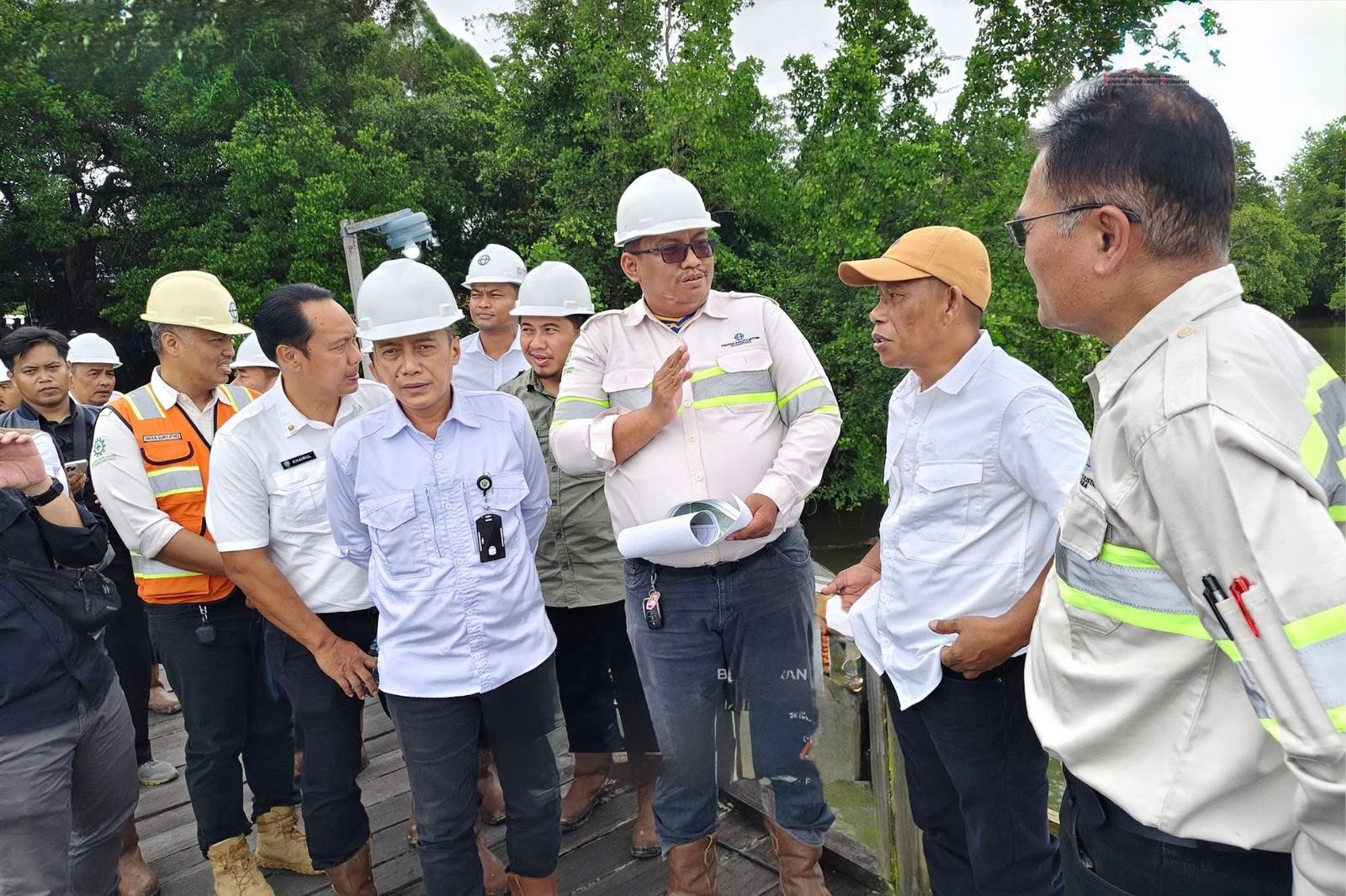 PENINJAUAN LINGKUNGAN: Bupati Bulungan bersama pihak perusahaan meninjau lokasi eks tambang di Bulungan.