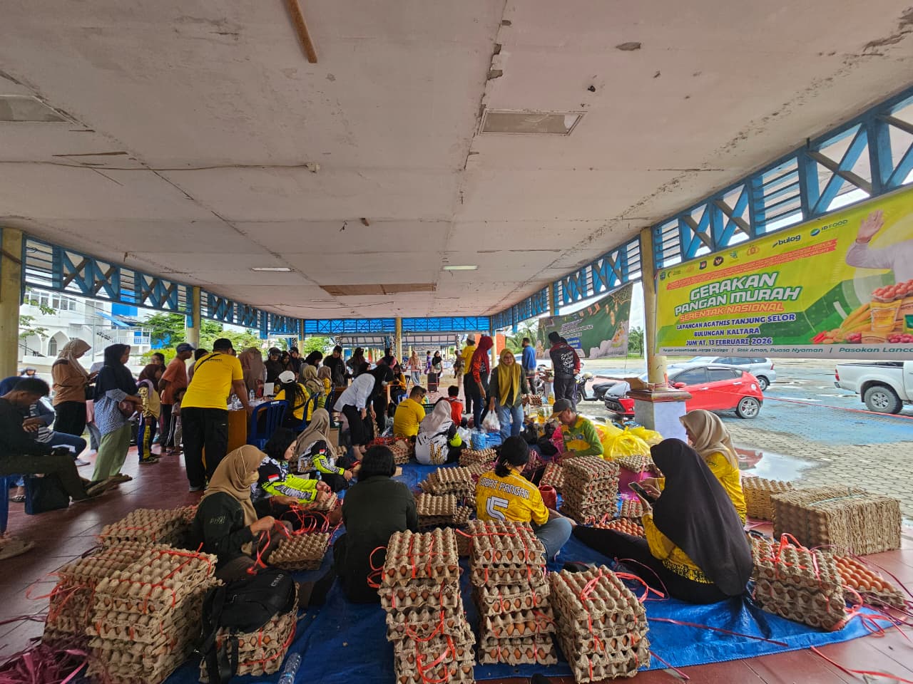 PASAR MURAH: Warga saat membeli dalam pelaksanaan GPM di Bulungan.