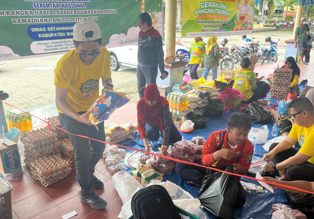 BAHAN POKOK: Pelaksanaan gerakan pangan murah oleh Pemkab Bulungan di Tanjung Selor.