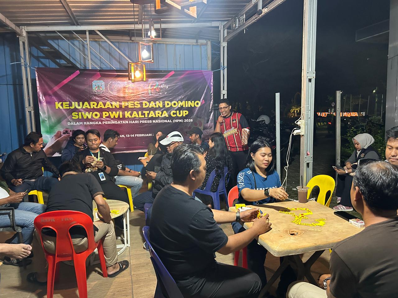BERTANDING : Sejumlah wartawan tampak serius menyusun strategi saat bertanding pada cabang domino dalam Kejuaraan SIWO PWI Kaltara Cup rangka memperingati HPN 2026, Jumat (13/2)