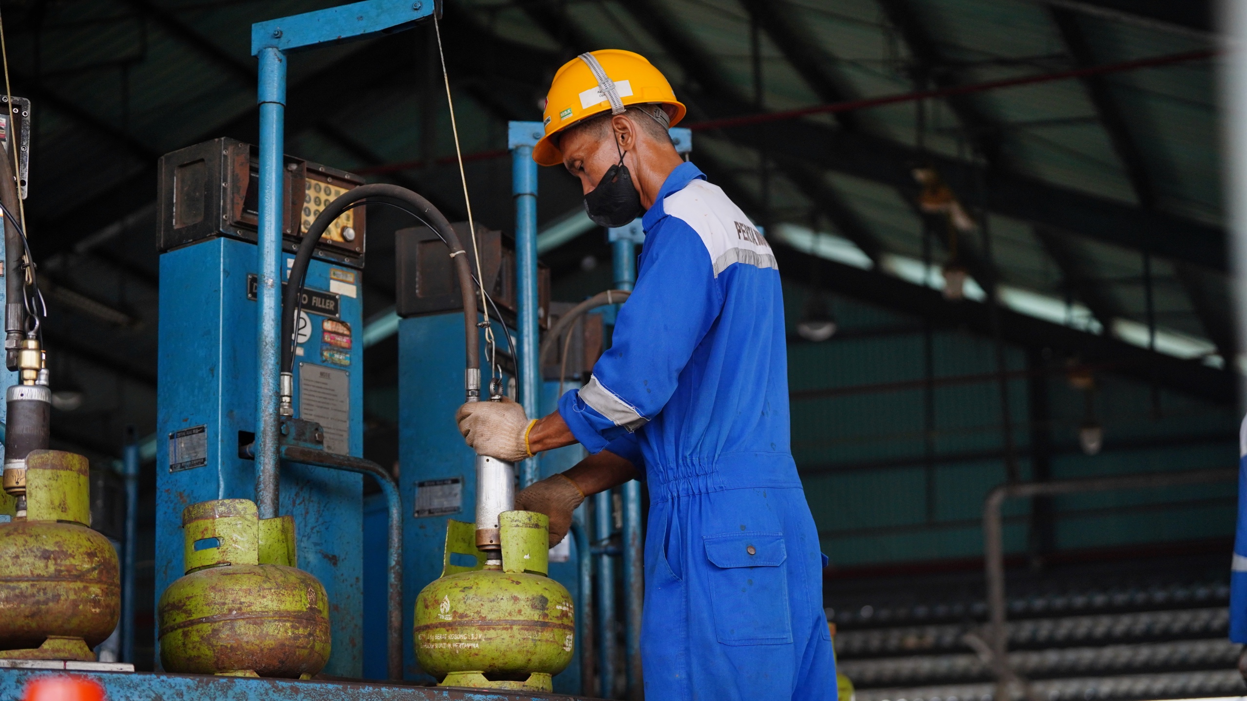 TAMBAHAN KUOTA: Petugas saat melakukan pengisian LPG 3 kg.