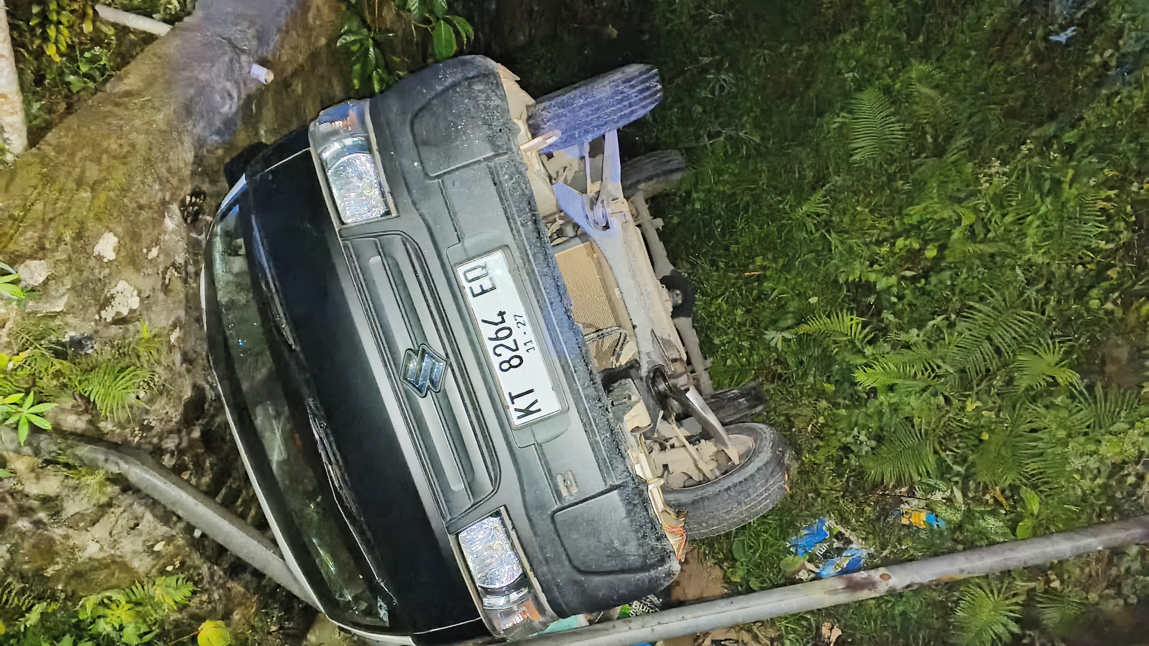 NYUNGSEP : Roda empat jenis pikap dengan nomor polisi (Nopol) KT 8264 EQ masuk ke sungai diduga pengendara Out Of Control (OC).