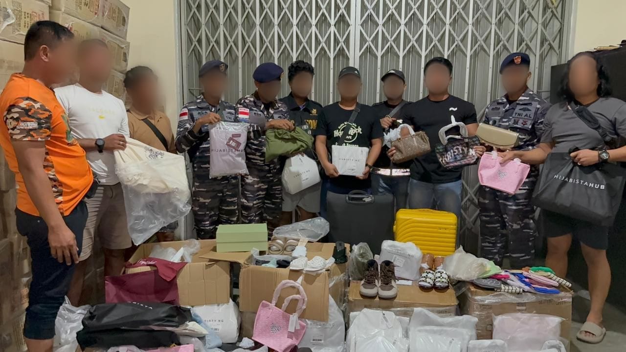 DIAMANKAN : Tim Quick Response Lanal Nunukan dan Bea Cukai Nunukan berhasil menggagalkan upaya penyelundupan tas, sepatu, serta berbagai barang branded asal Tawau, Malaysia.