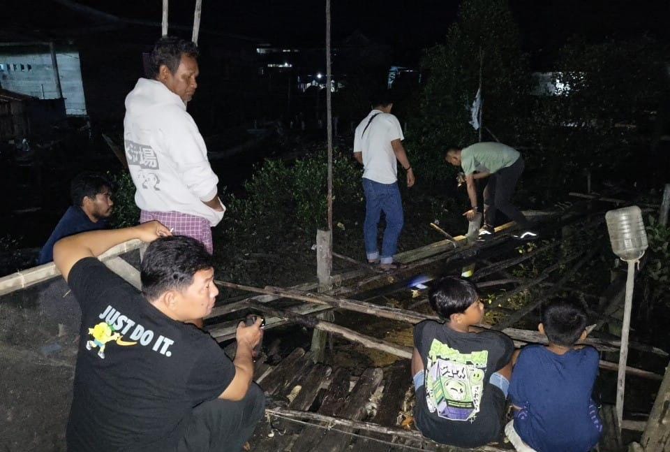 PEMERIKSAAN : Kapolsek Nunukan, Iptu D Barasa memimpin personelnya bersama Sat Reskrim Polres Nunukan mendatangi tempat kejadian perkara (TKP).