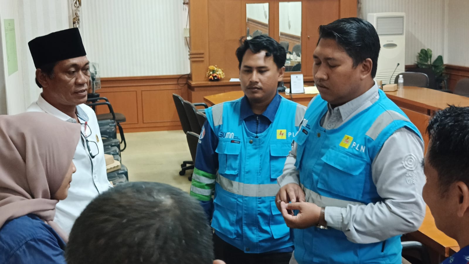 DISKUSI: Sekretaris Komisi I DPRD Nunukan, Muhammad Mansur bersama perwakilan PT PLN ULP Nunukan.
