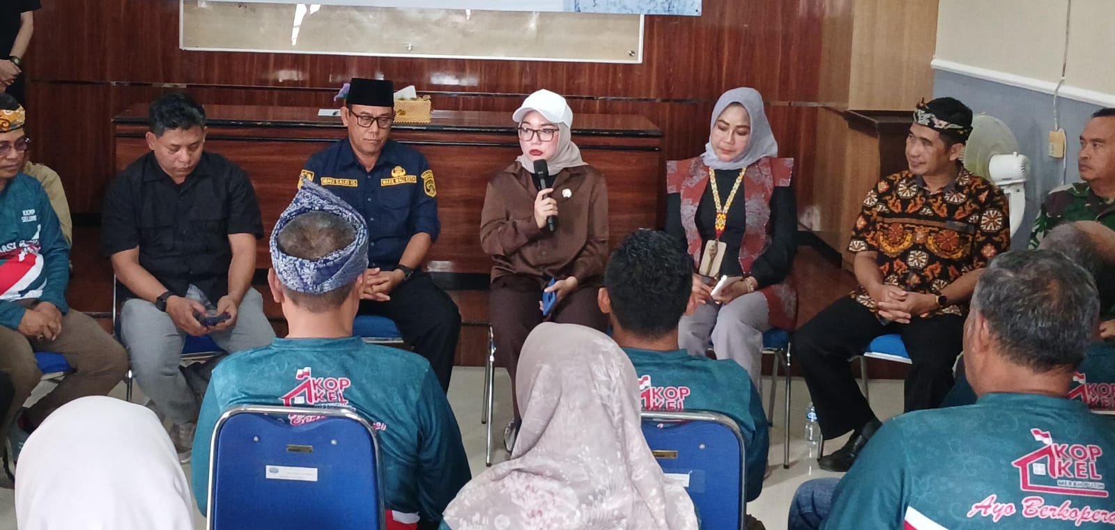 MENYAMPAIKAN: Wakil Menteri Koperasi Republik Indonesia Farida Farichah (tengah) memaparkan syarat pembangunan Koperasi Merah Putih.