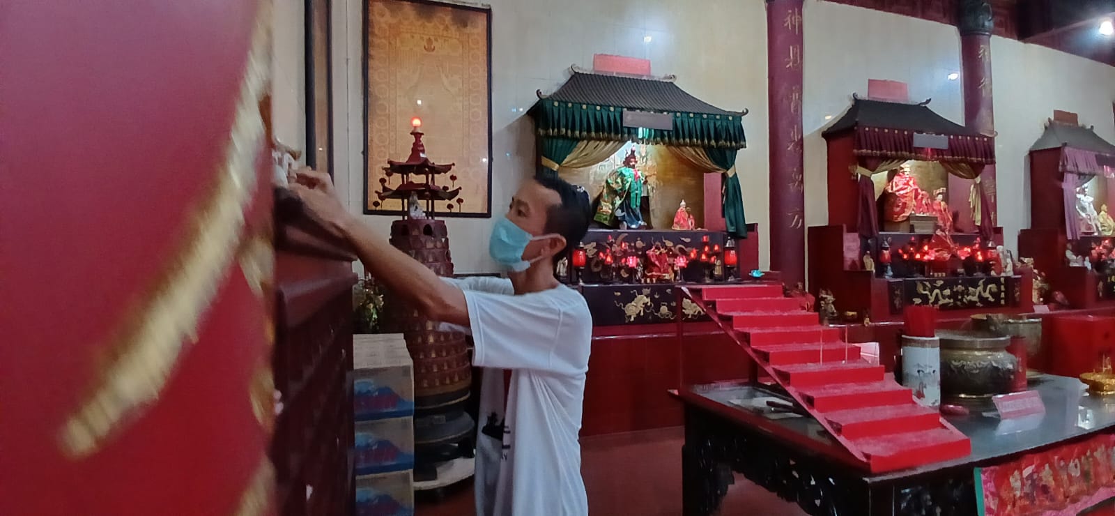 BERIBADAH: Salah satu jemaat Konghucu di klenteng Toa Pek Kong melaksanakan ibadah sebelum perayaan Imlek.