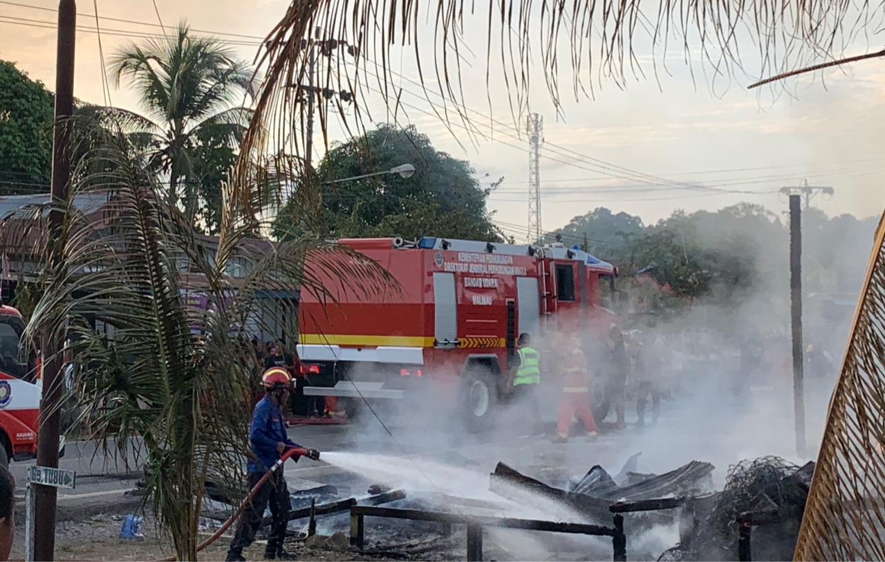 DAMKAR: Petugas Pemadam Kebakaran saat memadamkan api di Malinau Utara beberapa waktu lalu.
