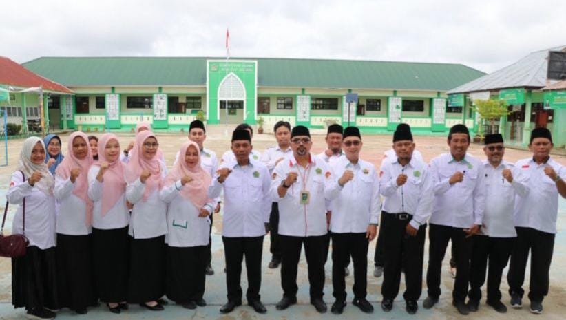 ABADIKAN MOMEN: Kepala Kanwil Kemenag Kaltara bersama dengan pelajar madrasah.