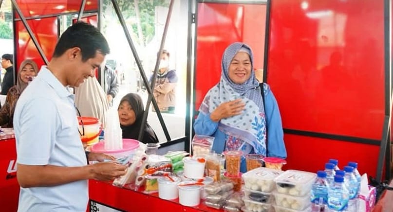 PEREKONOMIAN : Bupati Nunukan H. Irwan Sabri saat melihat produk UMKM dan berdiskusi dengan pelaku usaha.