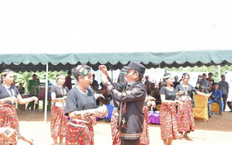 MERAWAT BUDAYA : Wakil Bupati Nunukan Hermanus saat hadir pada peresmian Rumah Adat Suku Dayak Tenggalan.