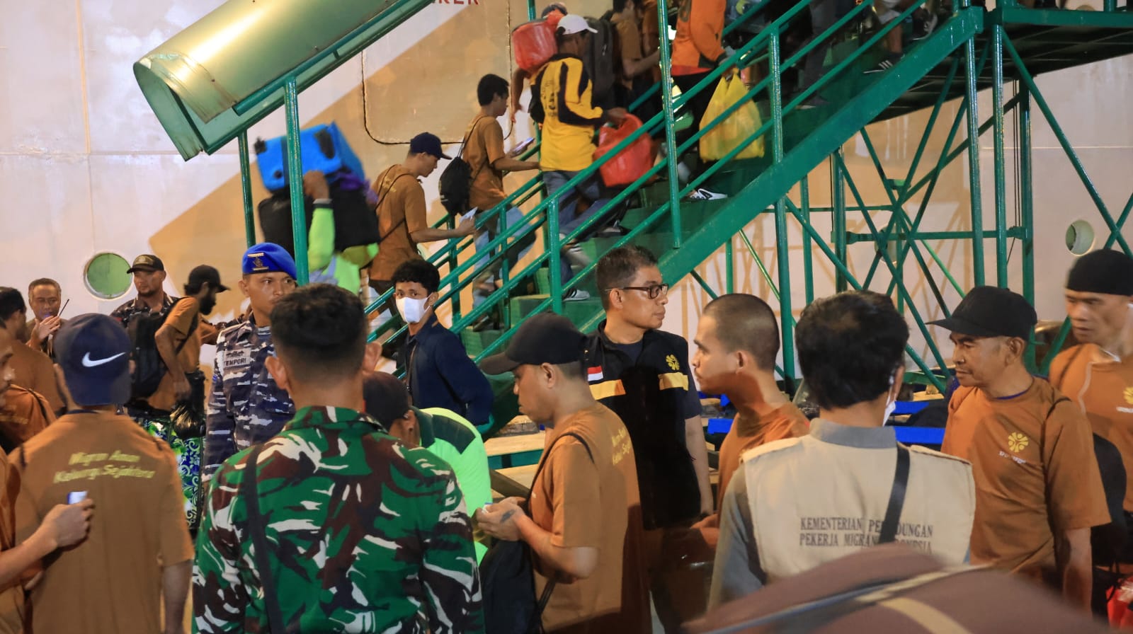 DIPULANGKAN : Kepala Balai Pelayanan Pelindungan Pekerja Migran Indonesia (BP3MI) Kalimantan Utara, Kombes Pol Andi Muh Ichsan saat memantau langsung pemulangan PMI.
