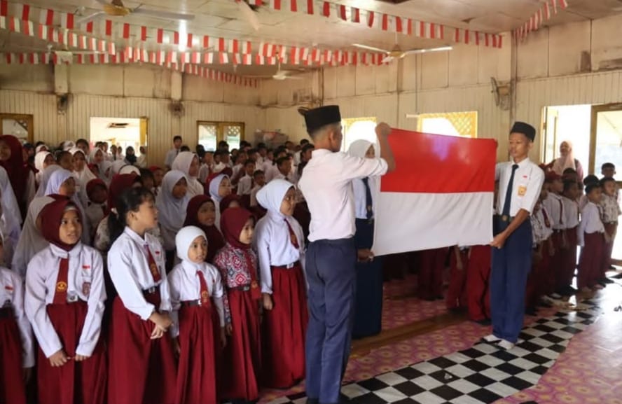 GENERASI BANGSA : Konsulat RI Tawau melaksanakan Consulate Goes to CLC dengan pengibaran bendera dan tarian selamat datang yang dilaksanakan siswa CLC Segaria dan Pegagau di Semporna, Sabah.