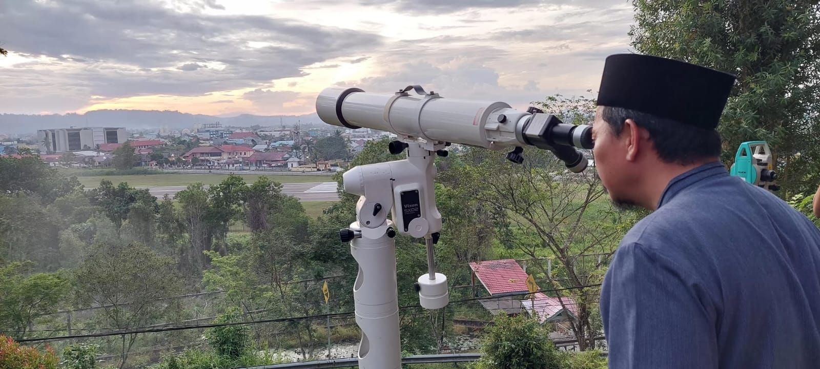 PENGAMATAN: Petugas saat melakukan pemantauan hilal di Gunung KNPI pada 2025.