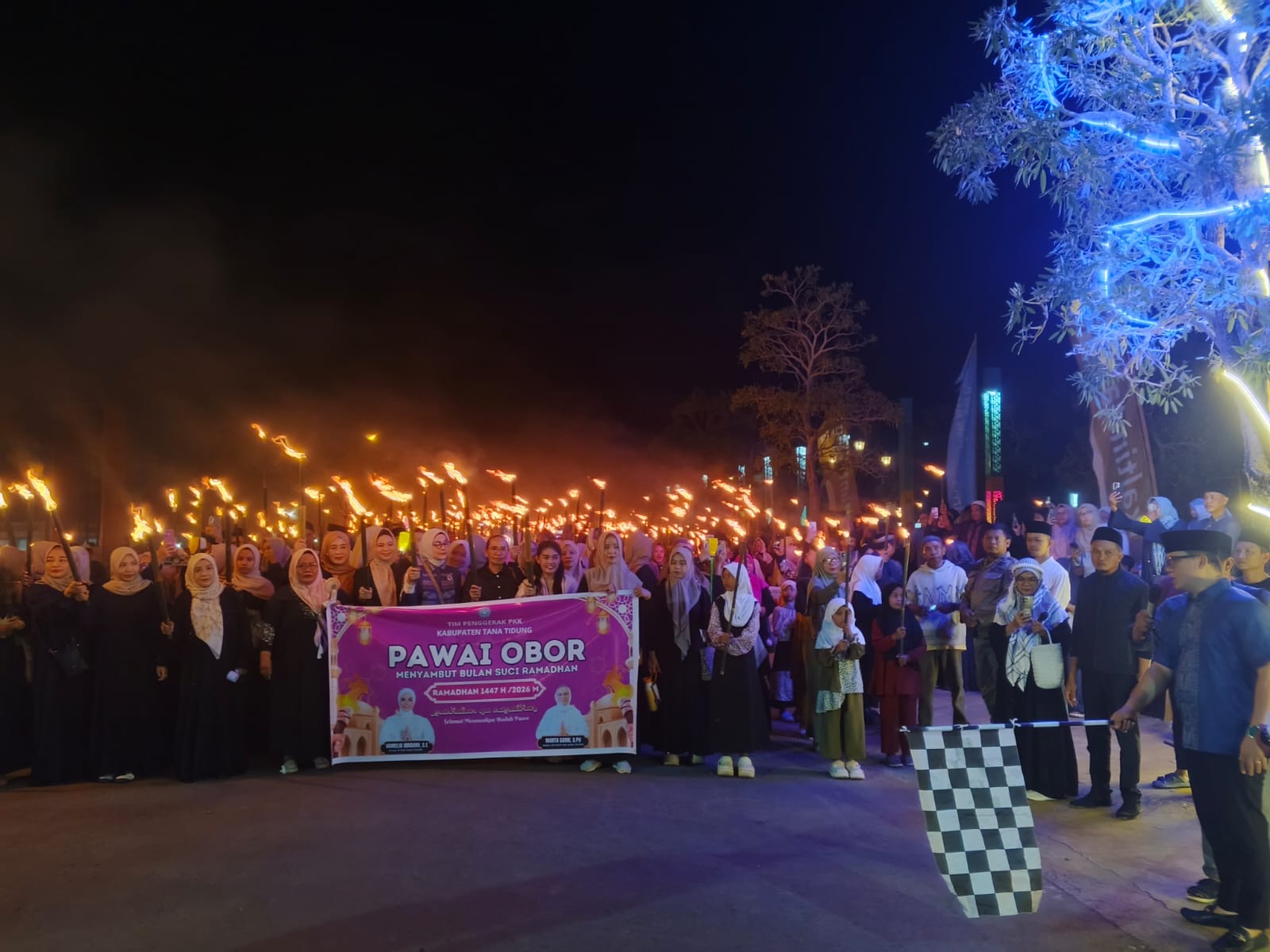 SAMBUT RAMADAN: Bupati Ibrahim Ali melepas peserta pawai obor, Selasa malam (17/2).(FOTO: SOPIAN/RADAR TARAKAN)