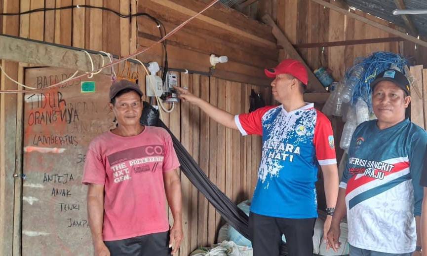 ENERGI: Salah satu daerah yang mendapat pemasangan listrik baru di Kaltara.