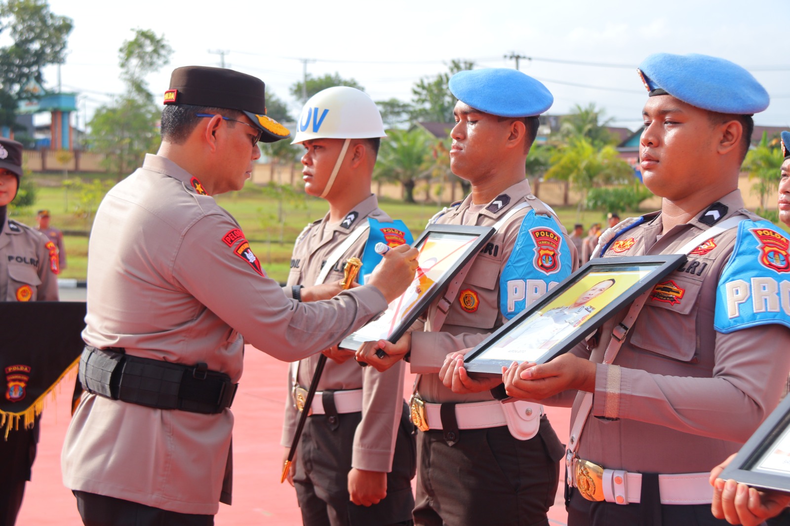 PUNISHMENT: Kapolda Kaltara saat mencoret foto anggota yang dipecat sebagai simbol telah dikeluarkan dari kepolisian.