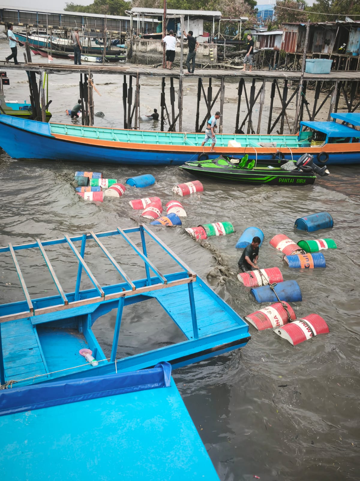 TENGGELAM : Kondisi perahu dan muatan usai dihantam angin kencang dan gelombang tinggi di perairan Nunukan.